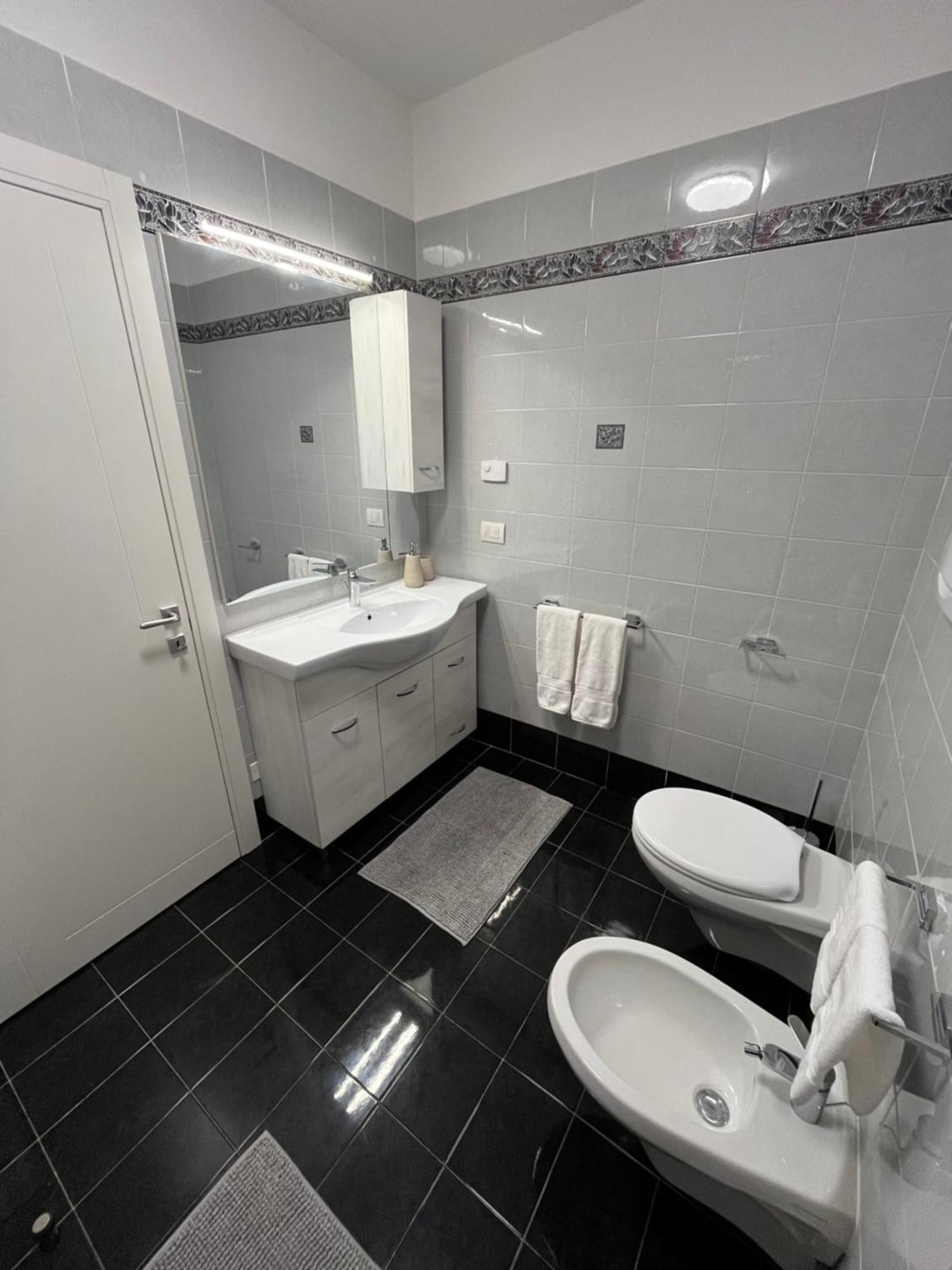 B&B Alessandro Private Room & Bathroom In Shared Apartment Arco Exterior photo
